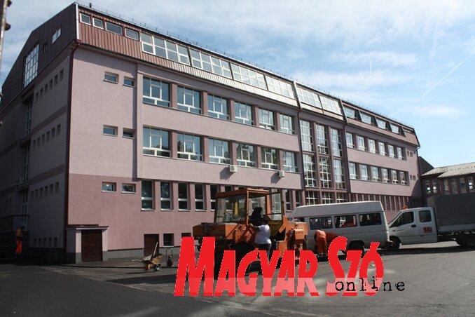 A múlt héten zajlott a Nikola Tesla Általános Iskola udvarának aszfaltozása, ezen a héten a tetőszerkezet cseréje miatt szünetel a tanítás (Kazinczy Paszterkó Diana felvétele)