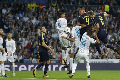 Harry Kane (jobbra a levegőben) fejjel is próbálkozott (Fotó: Beta/AP)