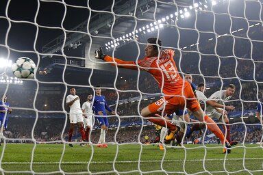 Edin Džeko a második gólját szerzi a Stamford Bridge-en (Fotó: Beta/AP)