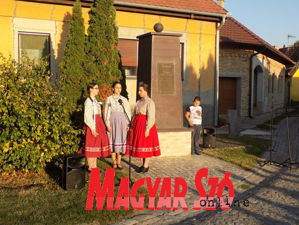A Halász téren – ahogy emlegetni szokták, Magyarkanizsa „kezdeténél” elénekelték a magyar himnuszt A Halász téren – ahogy emlegetni szokták, Magyarkanizsa „kezdeténél” elénekelték a magyar himnuszt