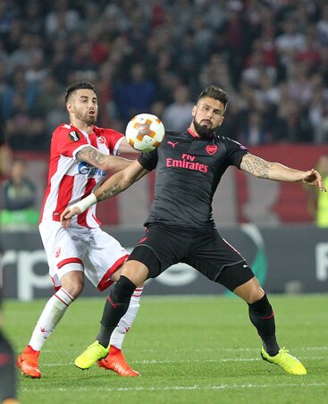 Olivier Giroud-t (jobbról) csak egy pillanatra hagyták magára (Fotó: Beta)