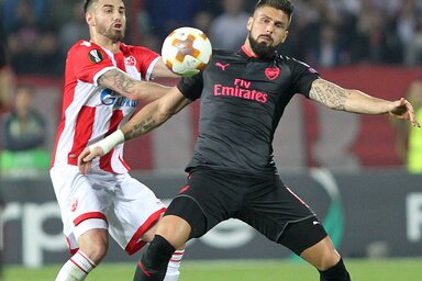 Olivier Giroud-t (jobbról) csak egy pillanatra hagyták magára (Fotó: Beta)