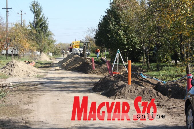 Az idén Bácskossuthfalván két utcát kapcsolnak rá a szennyvízelvezető hálózatra (Kazinczy Paszterkó Diana felvétele)