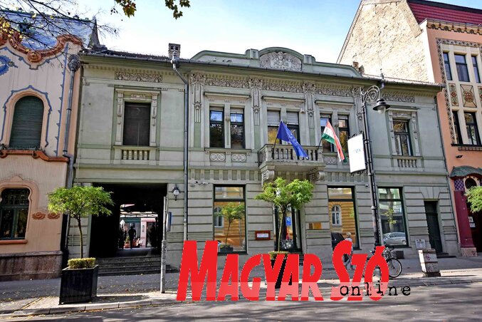 A szabadkai főkonzulátuson meg a CMH irodákban is segítséget nyújtanak a regisztrációs lapok kitöltéséhez (Gergely Árpád felvétele) A szabadkai főkonzulátuson meg a CMH irodákban is segítséget nyújtanak a regisztrációs lapok kitöltéséhez (Gergely Árpád felvétele)