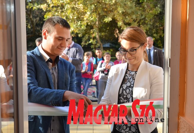 Mohácsi Zoltán és Illés Boglárka megnyitják az ifjúsági klubot (kép: Lakatos János)