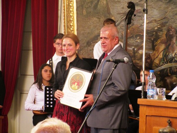 Dušanka Golubović polgármester asszony adta át az elismerést Milivoje Mlađenovićnak (Fotó: Fekete J. József)