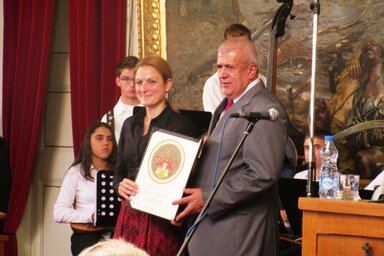 Dušanka Golubović polgármester asszony adta át az elismerést Milivoje Mlađenovićnak (Fotó: Fekete J. József)