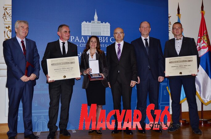 A díjazottak az önkormányzat vezetőinek társaságában (Dávid Csilla felvétele)
