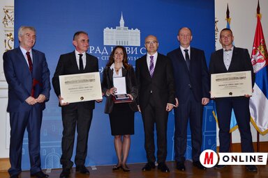 A díjazottak az önkormányzat vezetőinek társaságában (Dávid Csilla felvétele)