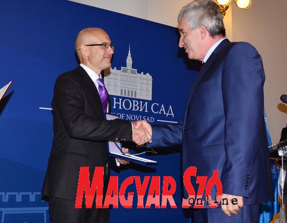 Dušan Vlaović, a Dnevnik Vojvodina Press vezérigazgatója átveszi az Október Díjat a polgármestertől és Zdravko Jelušićtól, a városi képviselő-testület elnökétől (Dávid Csilla felvétele)