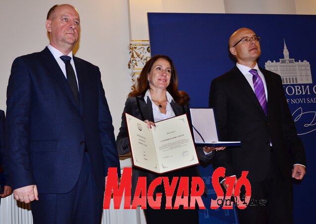 Zdravko Jelušić, a városi képviselő-testület elnöke, Tijana Palkovljević Bugarski és Miloš Vučević (Dávid Csilla felvétele)