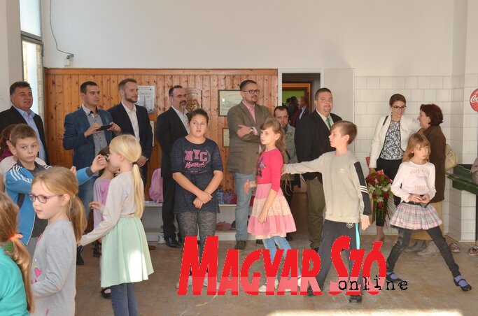 A megnyitó vendégei megtekintik a téli próbateremben folyó néptáncpróbát (Lakatos János felvétele)