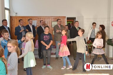 A megnyitó vendégei megtekintik a téli próbateremben folyó néptáncpróbát (Lakatos János felvétele)