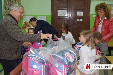 A felsőhegyi elsős kisdiákok nagyon örültek az ajándékba kapott iskolatáskáknak (Máriás Endre felvétele)