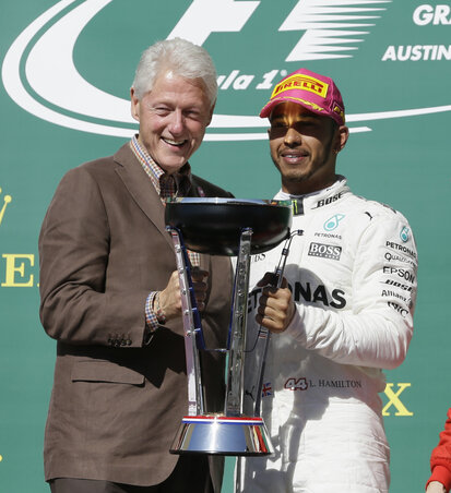 Hamilton Bill Clintontól, az USA egykori elnökétől vehette át a győztesnek kijáró serleget (Fotó: Beta/AP)