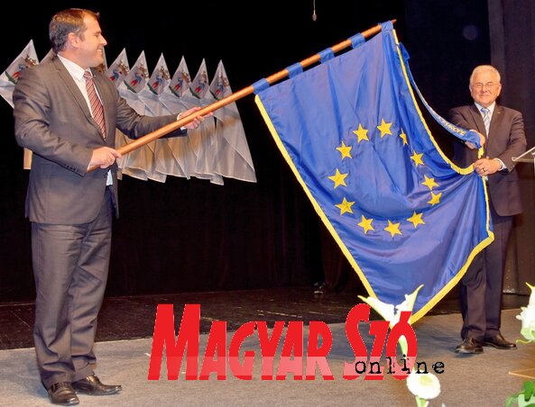Fejsztámer Róbert polgármester átveszi a zászlót Erich G. Fritztől (Puskás Károly felvétele)