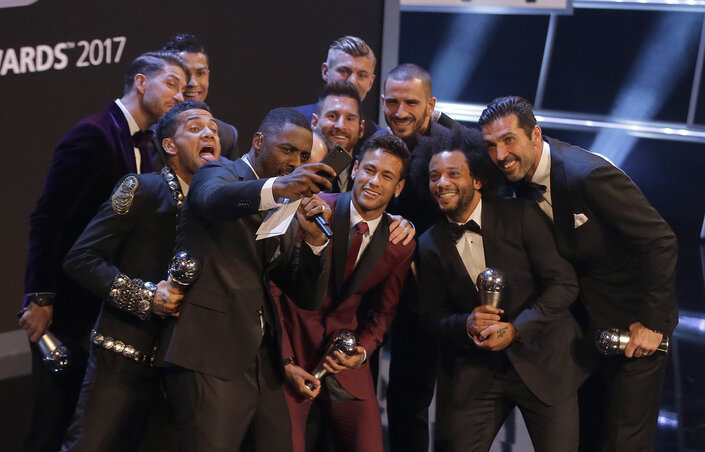 Szelfiznek a díjazottak (Fotó: Beta/AP)