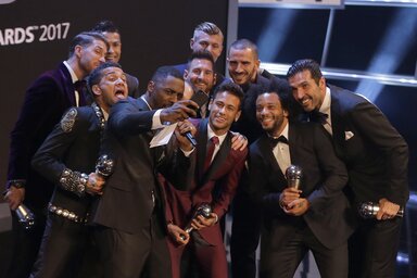 Szelfiznek a díjazottak (Fotó: Beta/AP)