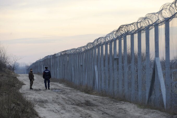 Járőröző katona és rendőr a magyar-szerb határon felállított ideiglenes határzár mellett Mórahalom térségében. Az illegális migráció fokozódása miatt 2016. február 5-től növelték a rendőri létszámot a déli határnál (MTI Fotó: Kelemen Zoltán)