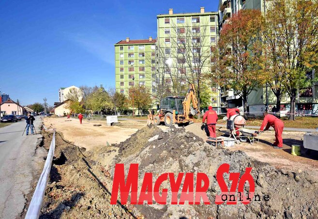 A Harcosok sorakozója lakótelepen parkoló épül (Fotó: Gergely Árpád)