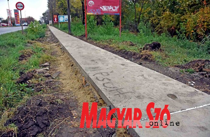 Gyalogjárda készül az ipari zónához (Fotó: Gergely Árpád)