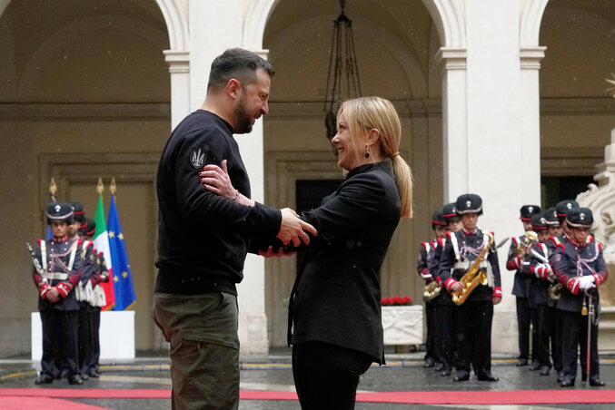 Szívélyes fogadtatás Giorgia Meloni részéről (Fotó: Beta/AP) Szívélyes fogadtatás Giorgia Meloni részéről (Fotó: Beta/AP)