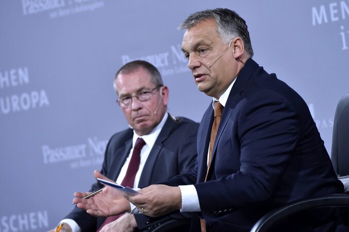 Orbán Viktor a pódiumbeszélgetésen (Fotó: MTI)