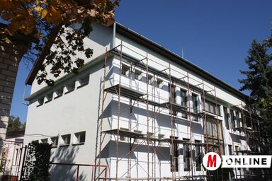A bácskossuthfalvi iskola homlokzatán az eddig megszokott zöld színt meleg, pasztell árnyalatok váltják fel (Kazinczy Paszterkó Diana felvétele)