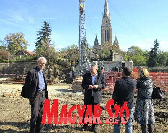 Kislinder Gábor polgármester a munkálatok helyszínén a munkatársaival (Fotó: Tóth Péter)