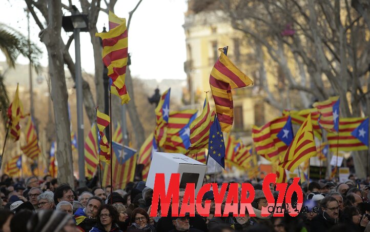 A barcelónai tüntetők támogatásukról biztosították Katalónia volt elnökét (Fotó: Beta/AP)