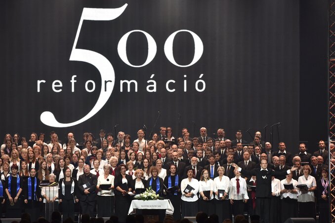 Hoppál Péter kultúráért felelős államtitkár (jobbra, elöl) vezényel a reformáció jubileumi emlékévének központi ünnepségén a Papp László Budapest Sportarénában (MTI Fotó: Máthé Zoltán)