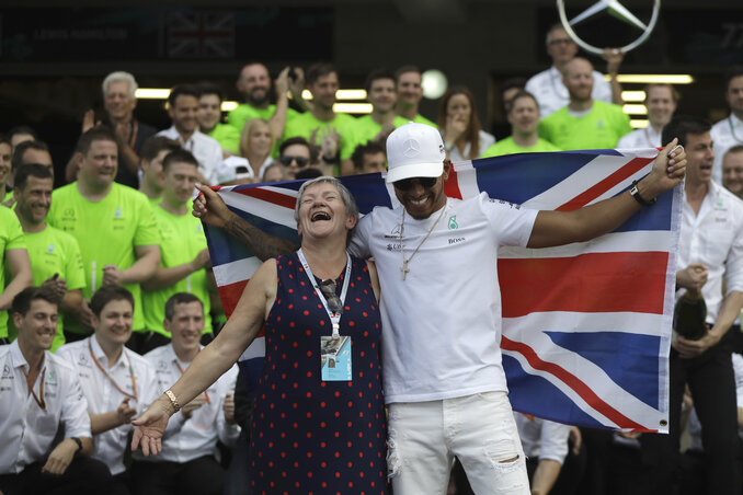 Hamilton édesanyjával, Carmennal és a Mercedes csapatával ünnepelt (Fotó: Beta/AP)