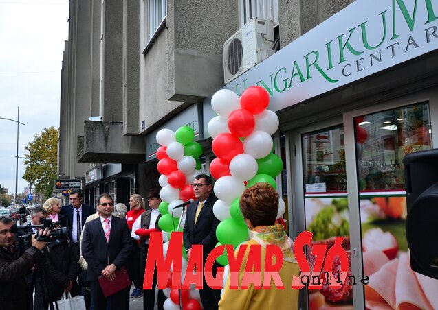Újvidék második Hungarikum-boltját Pintér Attila, Magyarország belgrádi nagykövete nyitotta meg (Fotó: Dávid Csilla)