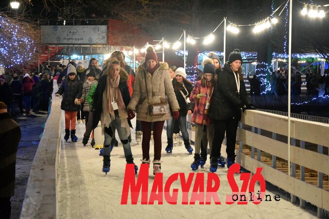 A gyermekek és a fiatalok nagyon jókat szórakoztak 2016 telén, a Duna parkban megszervezett Jégerdő rendezvényen (Ótos Annabella felvétele)