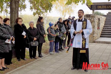 Orcsik Károly főtisztelendő az emlékezőkkel (Jenei klementina felvétele)