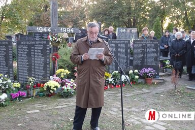 Guszton András megemlékező beszédét mondja a tömegsírnál (Góbor Béla felvétele)