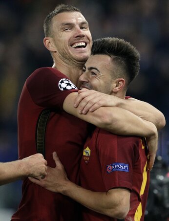 Edin Džeko a duplázó El Shaarawyt ölelgeti (Fotó: Beta/AP)