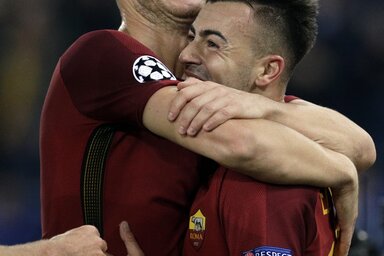 Edin Džeko a duplázó El Shaarawyt ölelgeti (Fotó: Beta/AP)