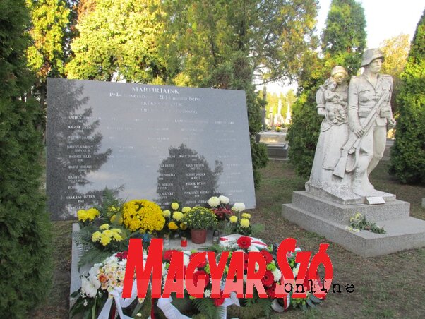 A megkoszorúzott emléktábla a Nagytemetőben (Fotó: Seregély Orsolya)