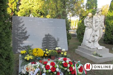 A megkoszorúzott emléktábla a Nagytemetőben (Fotó: Seregély Orsolya)