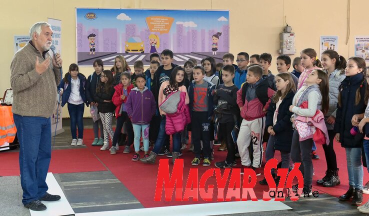 Csak a folyamatos közlekedésbiztonsági képzésekkel lehet javítani a gyermekek biztonságán. Fotónk az Újvidéki Vásáron készült az oktatás idején (Ótos András felvétele)