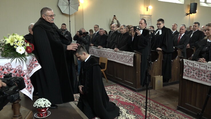Az első lelkészszentelés Hertelendyfalván (Fotó: Kecskés István)