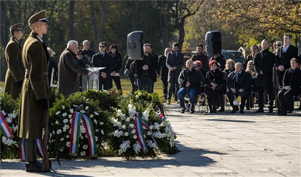 Megemlékezés a Nemzeti Gyászparkban (Fotó: MTI)