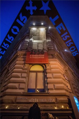 Megemlékezés a Terror Háza Múzeum Hősök falánál (Fotó: MTI)