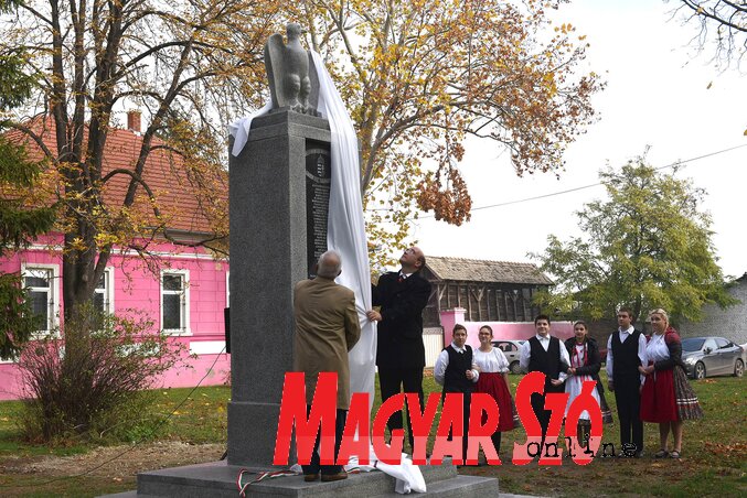 Moldvai Károly és dr. Maruzsa Zoltán leleplezik az emlékművet (Ótos András felvétele)