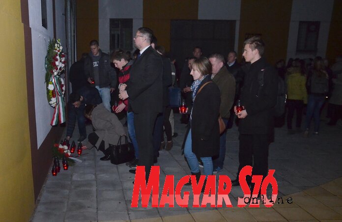 Mécsesek elhelyezése az emléktábla előtt (kép: Lakatos János)