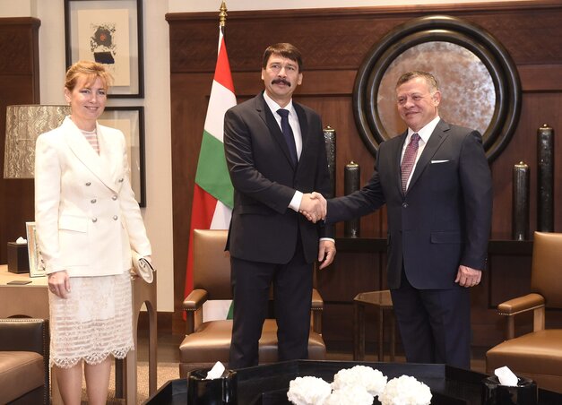 Áder Jánost és feleségét, Herczegh Anitát fogadja II. Abdalláh jordániai király az ammáni királyi palotában (Fotó: MTI – Bruzák Noémi)