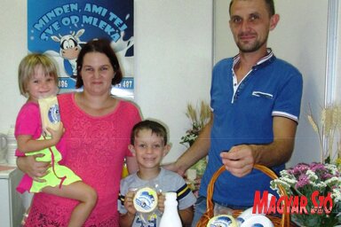 A Bellányi család és a tejből készült házias jellegű finomságok (Tóth Péter felvétele)