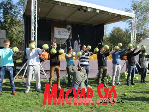 Káposztatartók versenye (Sihelnik Ágnes felvétele)