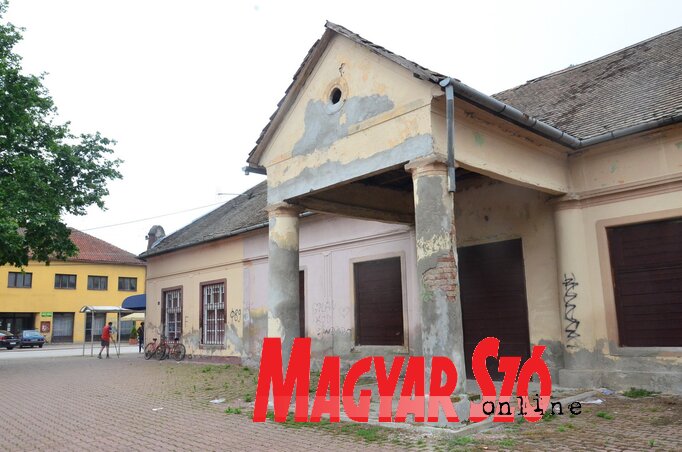 Az urbánus zsebek, illetve modern közterek közül az első kettőt a Heréskertben és Kabolban alakítják ki hamarosan, az önkormányzat 4-4 millió dinárt irányozott elő a munkálatokra. Felvételünk Kabol központjában készült (Dávid Csilla felvétele)